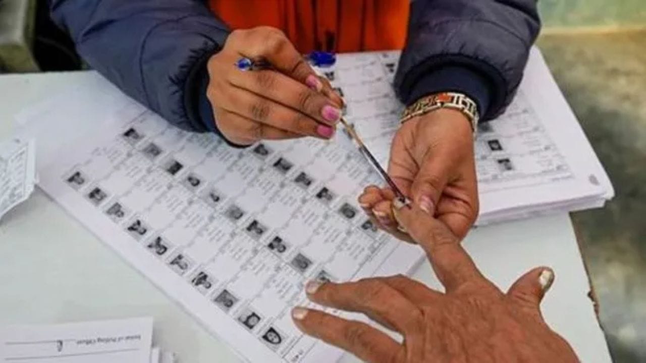 ఓటర్ కార్డు తప్పని సరేం కాదు: అయితే ఎన్నికల్లో పాల్గొనే ఓటర్లు ఓటేసేందుకు కచ్చితంగా ఓటర్ కార్డు అవసరమని అనుకుంటారు. కానీ ఓటర్‌ కార్డు సహా రాష్ట్ర ఎన్నికల సంఘం ఆమోదించిన 12 ప్రత్యామ్నాయ గుర్తింపు పత్రాలలో ఏ ఓక్క గుర్తింపు కార్డు మీ దగ్గర ఉన్నా.. దాన్ని చూపించి మీరు ఒటు హక్కును వినియోగించుకోవచ్చు. కాబట్టి కచ్చితంగా మీరు ఓటర్ ఐడీ కార్డునే తీసుకెళ్లడం తప్పనిసిరి ఏం కాదని అధికారులు చెబుతున్నారు. 