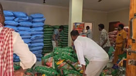 బియ్యబస్తాల మాటున ఏదో అలికిడి.. భయంతో దగ్గరకు వెళ్లి టార్చ్..