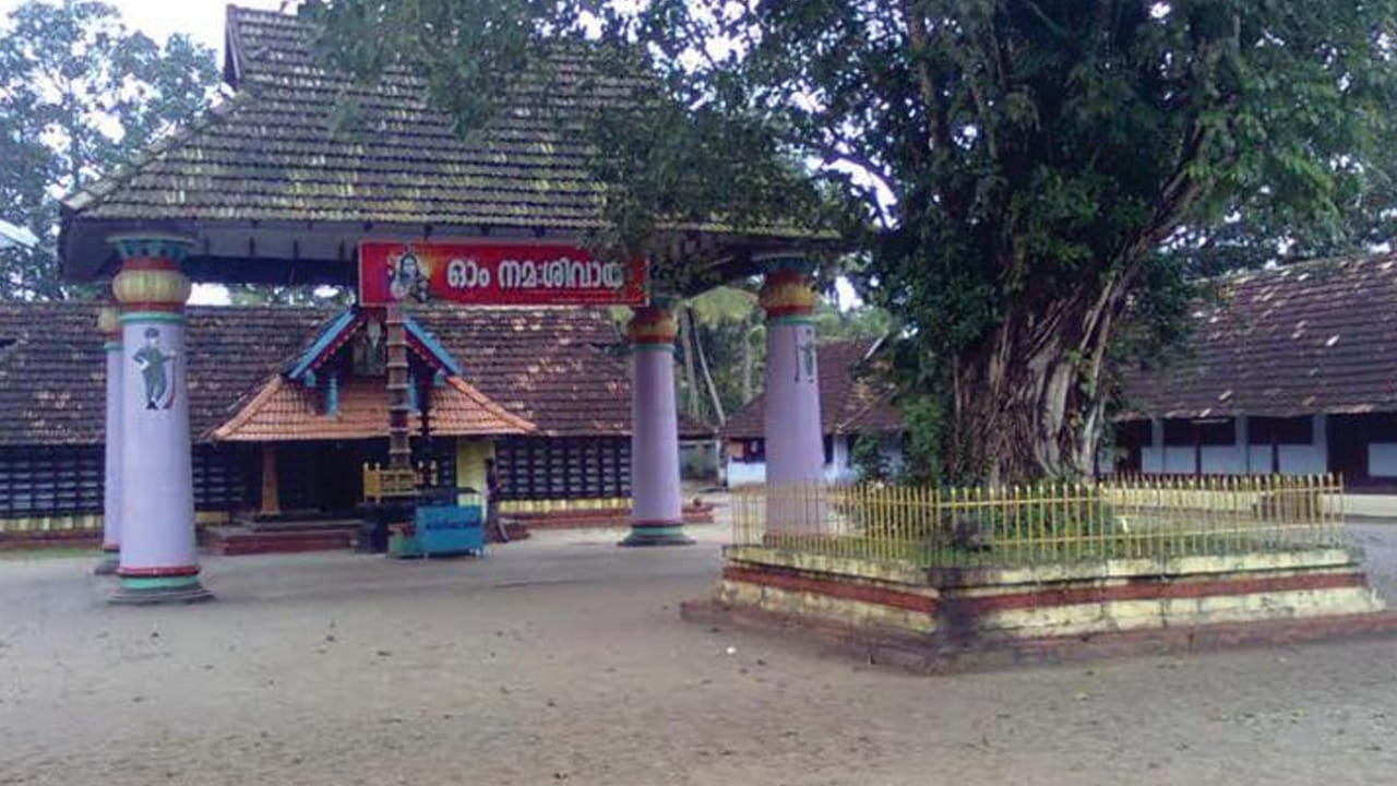 ఆ దేవాలయంలో  ఉన్న చెట్టు ఆకులను  ఆవు పాలలో కలిపిన ప్రసాదాన్ని మీరు తీసుకోగానే ఓ అద్భుతం జరుగుతుందని వందల ఏళ్లుగా భక్తులు నమ్ముతున్నారు. పూర్వకాలంలో శత్రువులు  చేసిన విష ప్రయోగాన్ని కనుక్కునేందుకు కూడా దీన్ని ఒక ప్రామాణికంగా పాటించేవారంట.  ఇంతకీ ఈ ఆలయం ఎక్కడ ఉన్నదంటే?