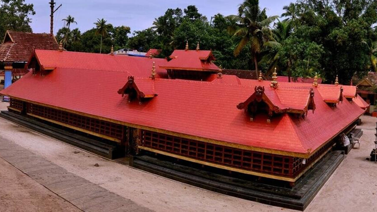 ఆ దేవాలయంలో ఉన్న చెట్టు నుంచి తాజా ఆకులు తీసి  ఆవు పాలల్లో కలిపి  అది ఔషధంగా ఇస్తారు. అది తాగిన తర్వాత  దాదాపుగా మూడు నుంచి ఐదు ప్రదక్షిణలు చేస్తే  విష ప్రయోగం జరిగి ఉంటే ఆ దేవాలయం లోపల మీకు ఆటోమేటిక్ గా వాంతులు అయ్యి, ఆ విషం కడుపులో నుంచి బయటకు వచ్చేస్తుందంట. అందుకే చాలా మంది ఈ ఆలయానికి వెళ్లి విష ప్రయోగం జరిగిందో లేదో చెక్ చేసుకుంటారు.