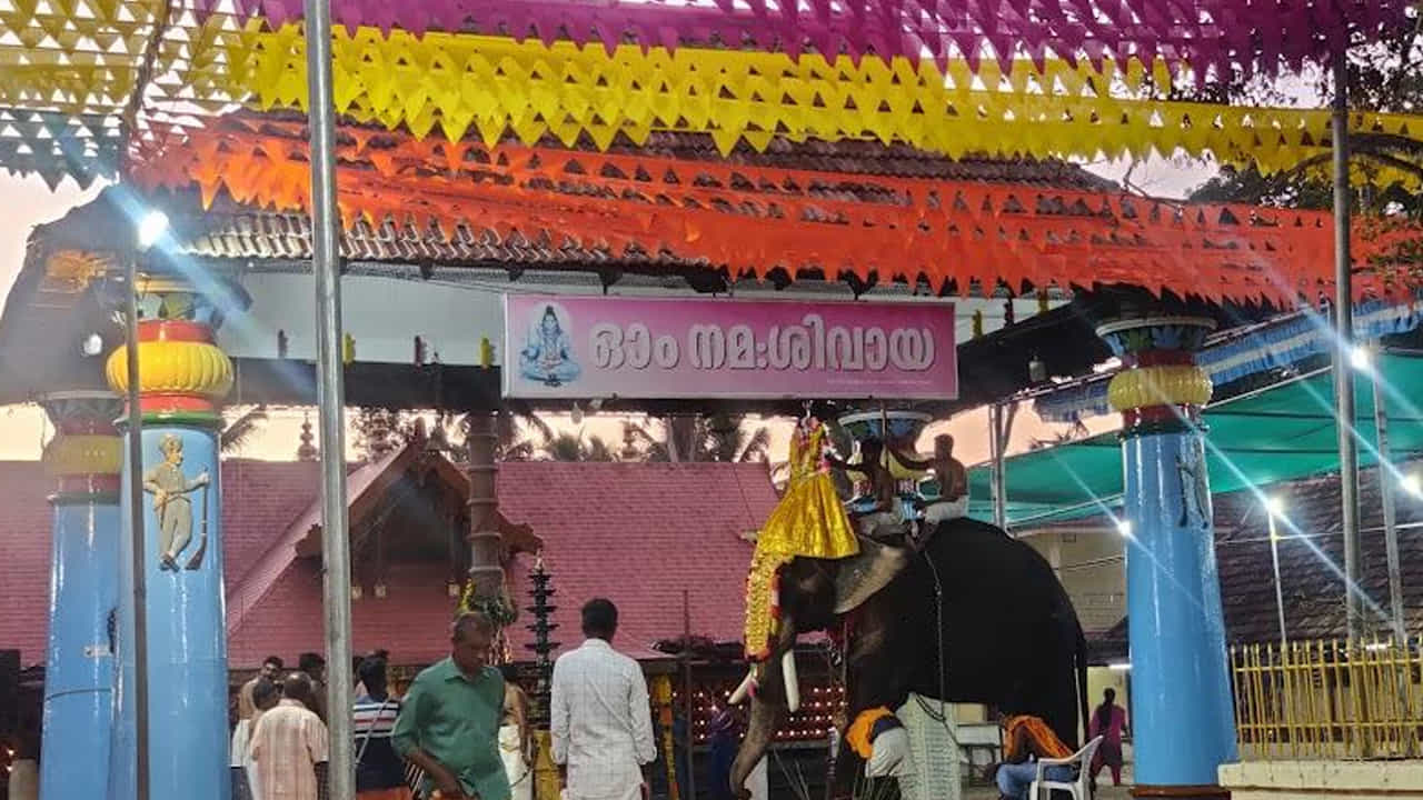 ముఖ్యంగా విష ప్రయోగం జరిగింది అనుకున్న వారు తప్పకుండా, ఈ ఆలయానికి వెళ్లి ప్రసాదం తీసుకుంటారంట. కడుపులో ఉన్న విషాన్ని బయటకు పంపించే బెస్ట్ పరిహారం ఇదే అని అక్కడి వారి నమ్మకం.