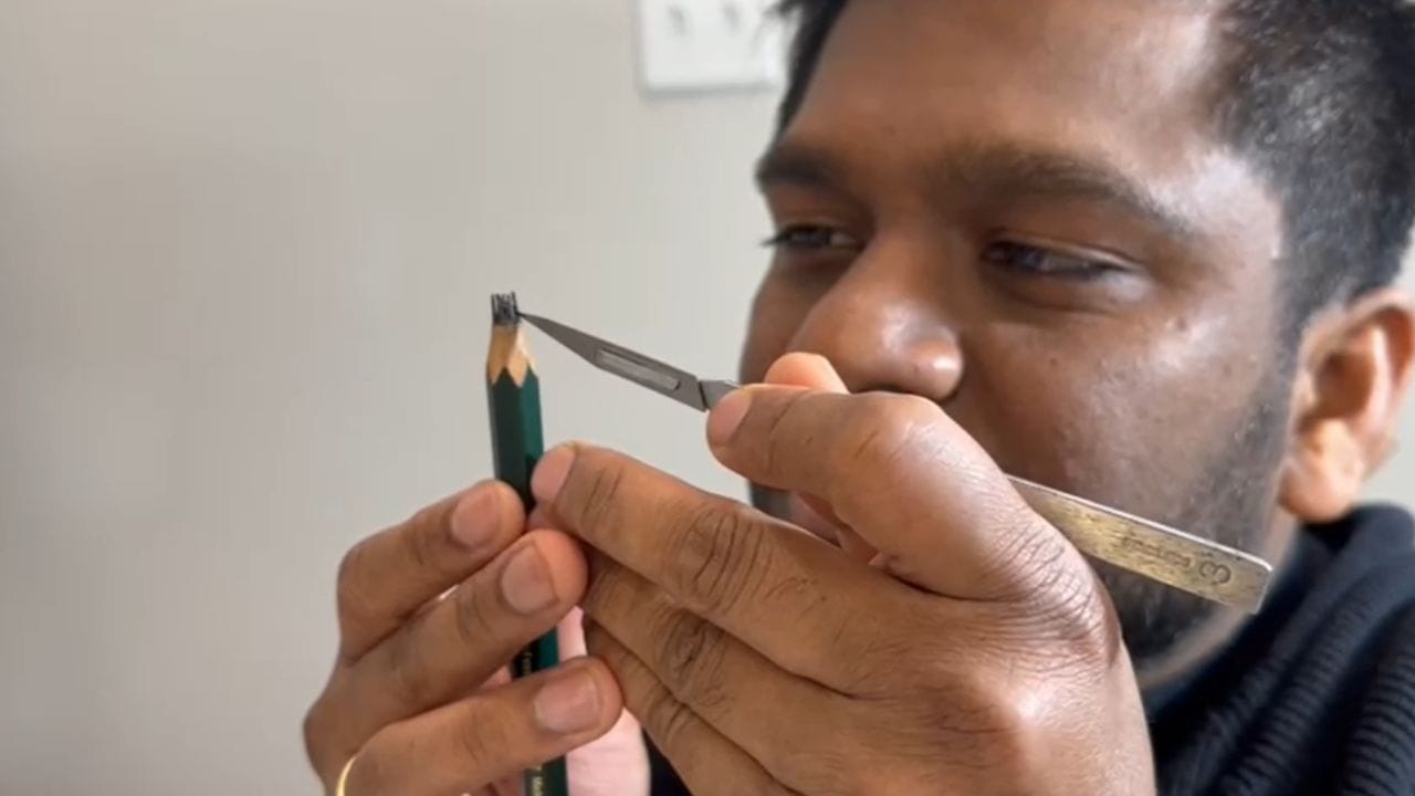 అనకాపల్లి జిల్లా నక్కపల్లి మండలం చినదొడ్డిగల్లు గ్రామానికి చెందిన గట్టెం వెంకటేష్.. సూక్ష్మ కళాకారుడుగా గుర్తింపు తెచ్చుకున్నాడు. పెన్సిల్ మొనపై అద్భుతమైన కళారూపాలకు జీవం పోస్తూ తన కాళాపోషణతో ఔరా అనిపిస్తున్నాడు.