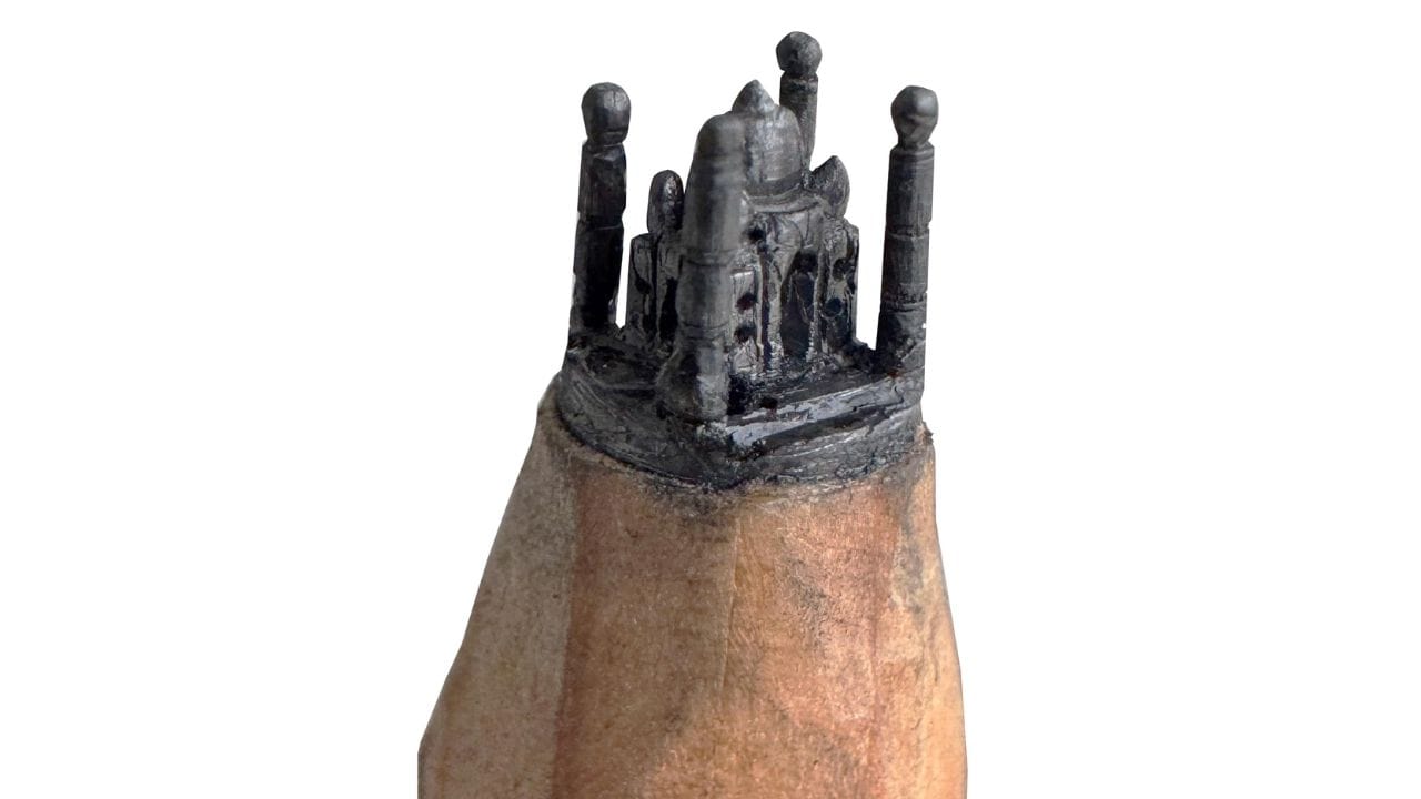 తాజాగా వెంకటేష్‌ అద్భుతమైన ఫీట్‌ను సాధించాడు. తన అద్భుత ప్రతిభతో పెన్సిల్ ముళ్ళు పై ప్రపంచంలోనే అతి చిన్న తాజ్ మహల్ చెక్కాడు. నాలుగు మిల్లిమీటర్ల ఎత్తు, నాలుగు మిల్లిమీటర్ల వెడల్పుతో తాజ్ మహల్‌ను పెన్సిల్ మొనపై రూపొందించి ఔరా అనిపించ్చాడు. 