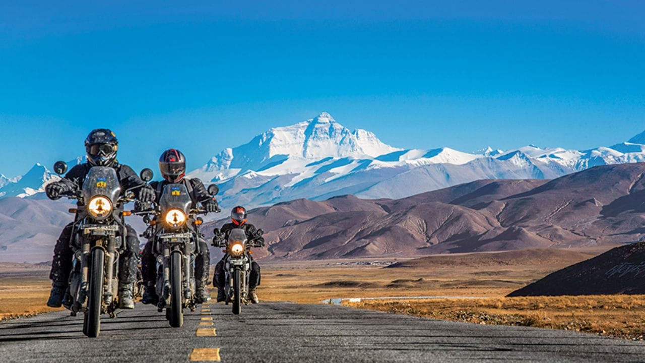 టిబెటన్ బాషలో వీటిని దార్-చో అని పిలుస్తారు. దార్ అంటే జీవితం, సంపద, శ్రేయస్సు, ఆరోగ్యం అని అర్థం, అయితే చో అంటే అన్ని జీవులు అని అర్థం. ఈ జెండాలు గాలిలో ఎగురుతున్నప్పుడు, వాటి శక్తి చాలా దూరం వ్యాపించి, అందరికీ శ్రేయస్సును తెస్తుందని నమ్ముతారు. అందుకే వాహనాలకు ముందు వీటిని కడతారు.