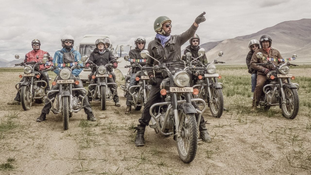 ఈ జెండాలపై ఉండే రాతలకు అర్థం ఏంటి: ఈ జెండాలపై టిబెటన్ లిపిలో ఓం మణి పద్మే హమ్ అని రాసి ఉంటుంది. దీనిలోని ఓం అనేది అత్యంత పవిత్రమైన పదం, అలాగే మణి అంటే రత్నం, పద్మే అంటే కమలం, హమ్ అంటే జ్ఞానోదయం పొందిన ఆత్మ. ఇది కరుణ, నైతికత, ఓర్పు, కృషి, త్యాగం, జ్ఞానం వంటి విలువల కలయిక. ధ్యానం సమయంలో మంత్రాన్ని జపించడం వల్ల అహం, అసూయ, అజ్ఞానం, దురాశ అన్ని తొలగిపోతాయని ప్రజలు నమ్ముతారు.