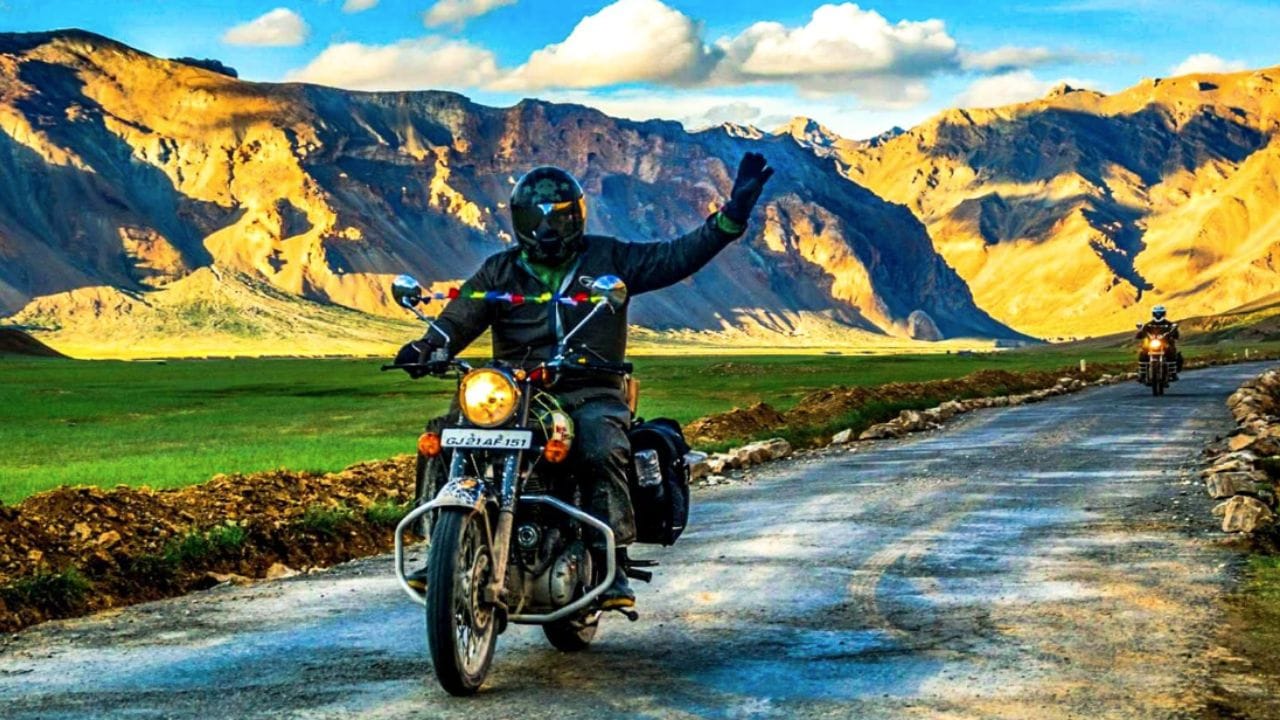 వీటిని బైక్స్ పై ఎందుకు కడతారు: ఓం మణి పద్మే హమ్ అనే మంత్రం ఉన్న ఈ జెండాలను బైక్కు ముందు బాగంలో కట్టడం వల్ల అవి గాలికి ఎగురుతున్నప్పుడు దానిపై ఉన్న మంత్రం నుంచి వెలువడే శక్తి మనకు నేరుగా తాకుతుంది. ఇది మనల్ని అన్ని ప్రమాదాల నుండి రక్షిస్తుందని, ఈ మంత్రాల సానుకూలత వాతావరణంలోకి కలిసి ప్రవహిస్తుందని చాలా మంది నమ్ముతారు. అందుకే ఈ జెండాలను బైక్లపై కడతారు. టిబెటన్లు వీటిని చాలా పవిత్రంగా భావిస్తారు. అలాగే వీటిని చెత్తలోగాని, నేలపైకాని అస్సలు వేయరు.