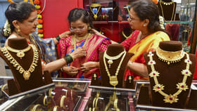 భారీగా దిగి వస్తున్న బంగారం ధరలు.. ఏపీ, తెలంగాణలో తులం ధర ఎంతంటే