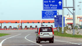 టోల్ ఛార్జీలపై కేంద్రం కీలక నిర్ణయం.. తగ్గిస్తూ ప్రకటన