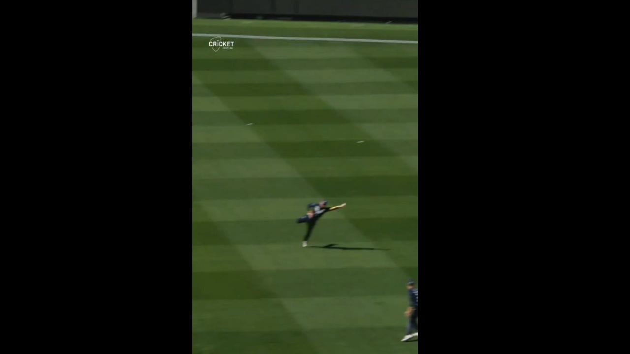 Video: సూపర్ మ్యాన్ కంటే డేంజరస్.. ఈ క్యాచ్ చూస్తే కళ్లు బైర్లు కమ్మాల్సిందే.. కెరీర్‌లో 10వ సారి ఇలా..