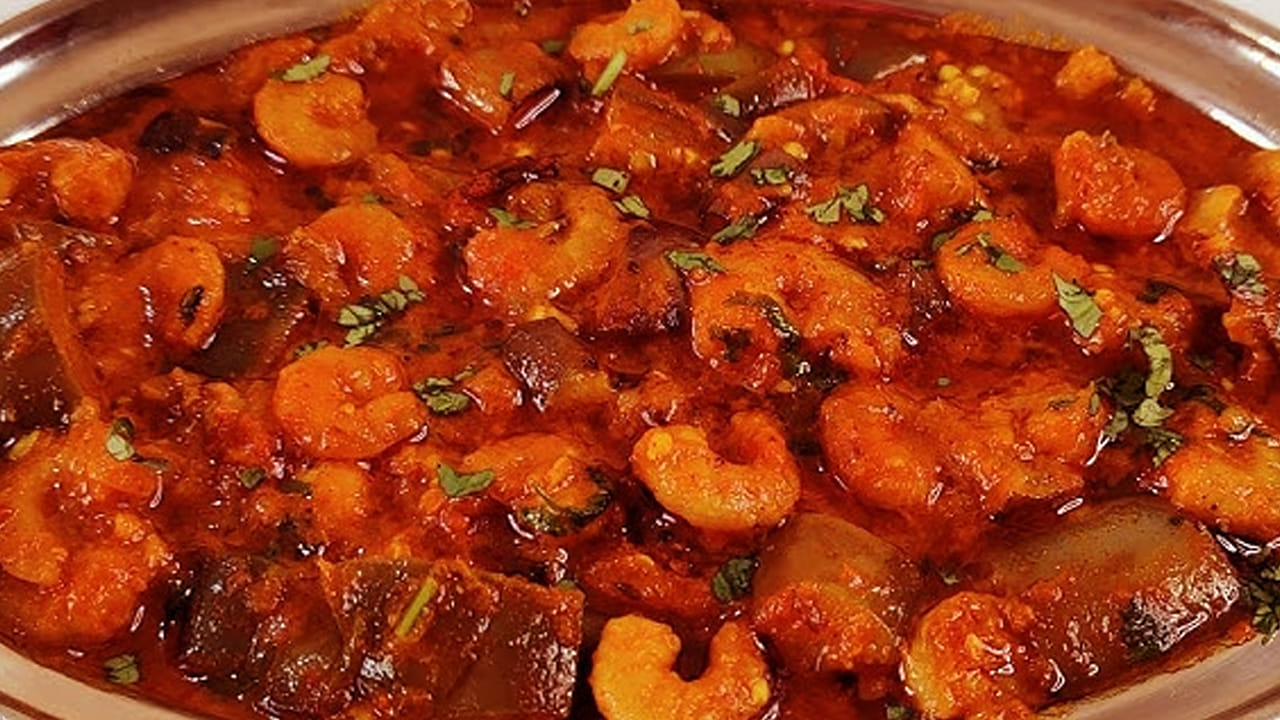 ఇప్పుడు మళ్ళీ రెండోసారి పాన్ తీసుకుని దానిలో ఆయిల్ వేసి,  కట్ చేసిన మిర్చి,  ఉల్లిపాయలు ముక్కలు వేసి బంగారురంగులోకి మారే వరకు స్టవ్ మీదే  ఉంచి బాగా వేయించాలి. ఆ తర్వాత ఒక టేబుల్ స్పూన్ అల్లం వెల్లుల్లి పేస్ట్ వేసి అలాగే ఉంచండి. 