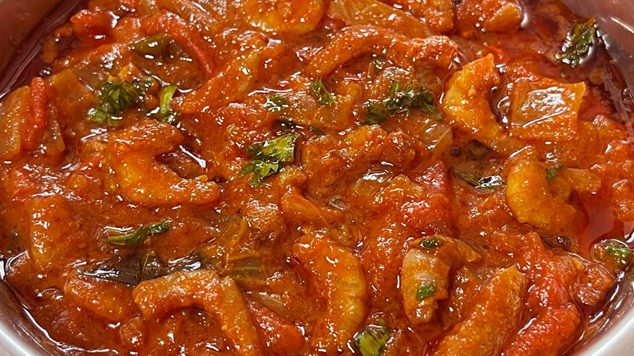 ఇప్పుడు టమాటాలను ఈ మిశ్రమంలో వేసి దానిలో అర టీ స్పూన్ పసుపు, రుచికి సరిపడా ఉప్పు  మెత్తగా అయ్యే వరకు బాగా  ఉడికించాలి.
