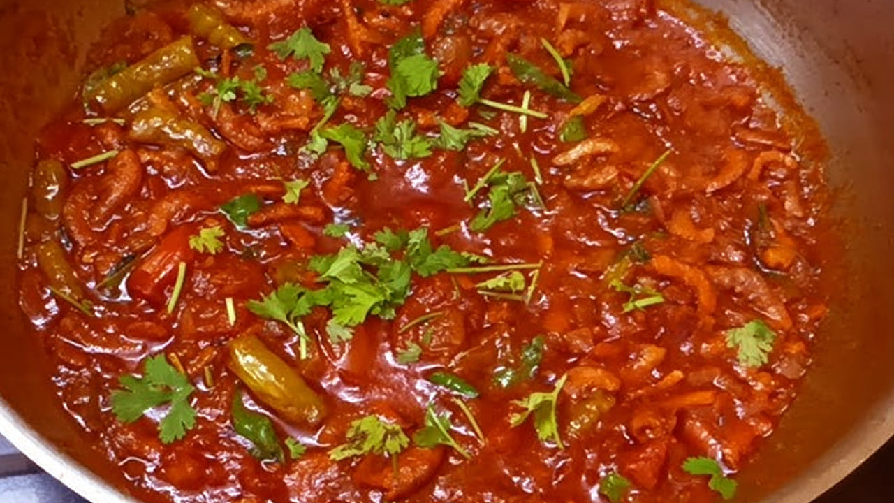 
కావల్సిన పదార్థాలు: 100 గ్రాములు ఎండు రొయ్యలు, 4 టమాటాలు, 2 ఉల్లిపాయలు, ఒక టేబుల్ స్పూన్ అల్లం వెల్లుల్లి పేస్ట్, 
కట్ చేసిన పచ్చిమిర్చి, రెండు టేబుల్ స్పూన్స్ కారం,  అర టీ స్పూన్ పసుపు, అర టీ స్పూన్ ధనియాల పొడి, అర టీ స్పూన్ మసాలా పొడి, 3 టేబుల్ స్పూన్స్ నూనె, కరివేపాకు ఆకులు , కొత్తిమీర, రుచికి తగినంత ఉప్పును తీసుకోవాలి. 