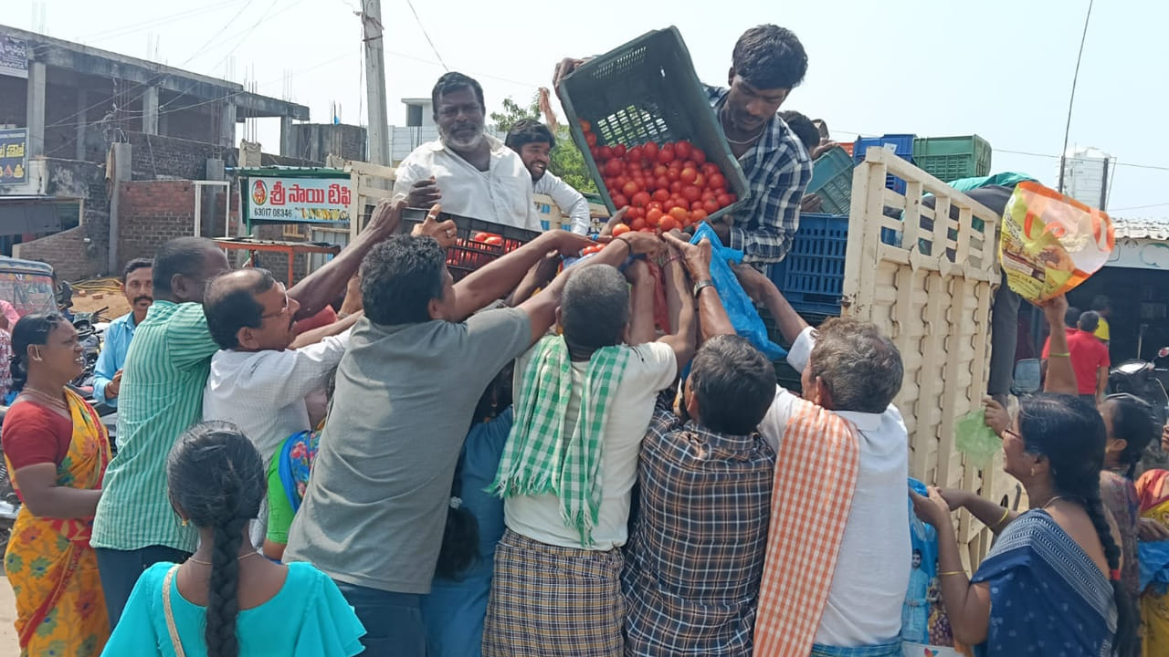 Telangana: టమాటాలు ఫ్రీ.. ఫ్రీ.. ఫ్రీ.. సంచులతో ఎగబడ్డ జనం.. అయ్యో రైతన్న..