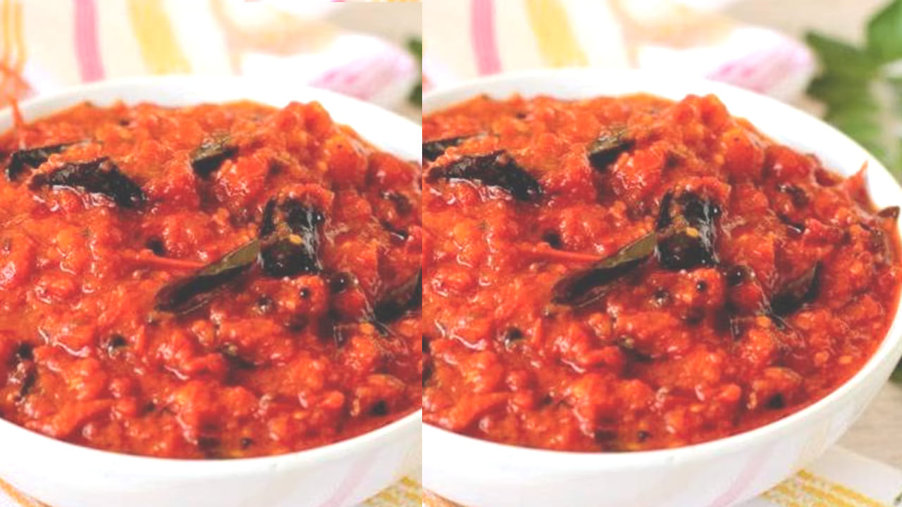 ముందుగా పండిన టమాటాలను తీసుకుని కడిగి పాన్ లో నేను వేసి బాగా ఉడికించుకోవాలి. ఇక ఇప్పుడు దీనిని కొంతసేపు పక్కన పెట్టుకోవాలి.