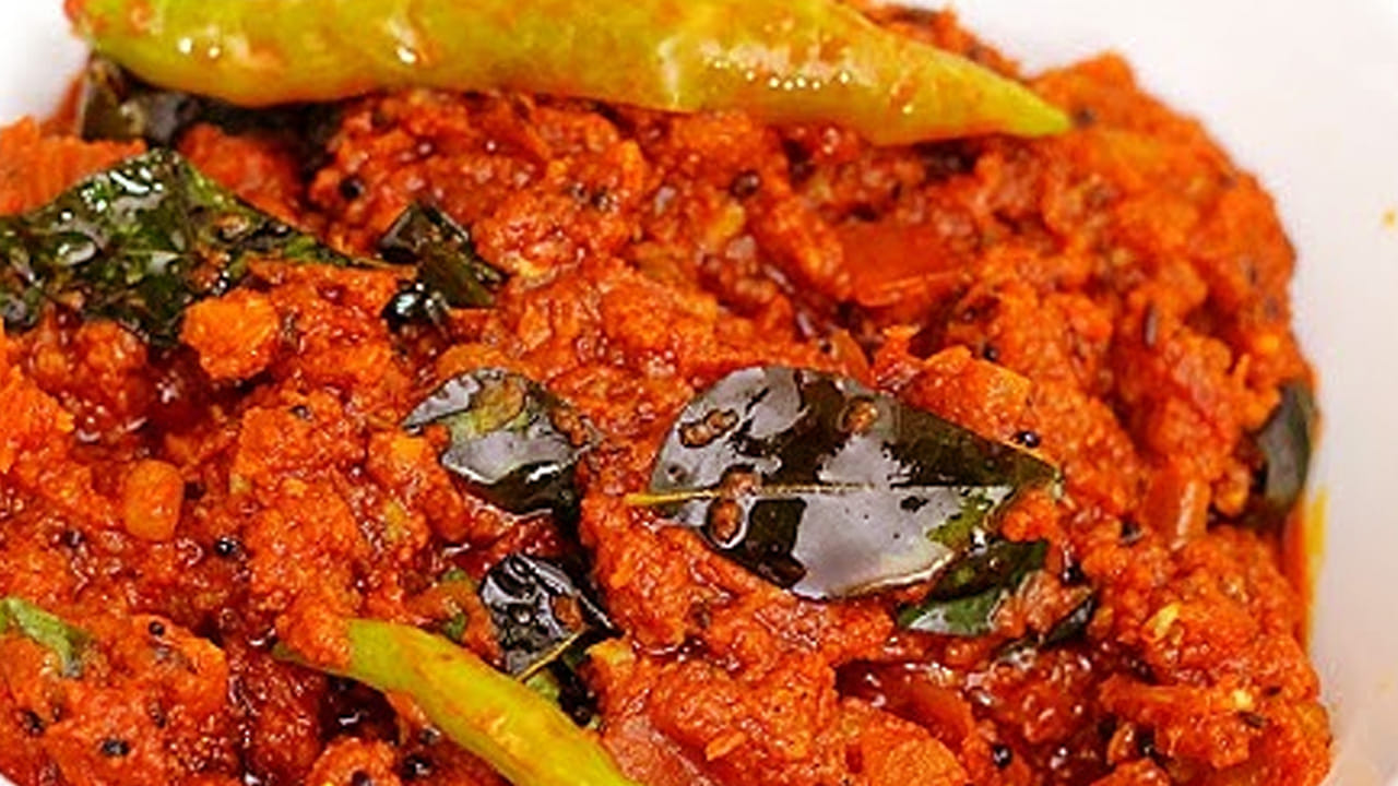 మళ్ళీ ఇంకోసారి పాన్ తీసుకుని ఆయిల్ వేసి చింతపండు రసం, సరిపడా ఉప్పు వేసి, టమాటా ముక్కలు వేసి మెత్తగా అయ్యే వరకు పొయ్యి మీదే ఉంచుకోవాలి.