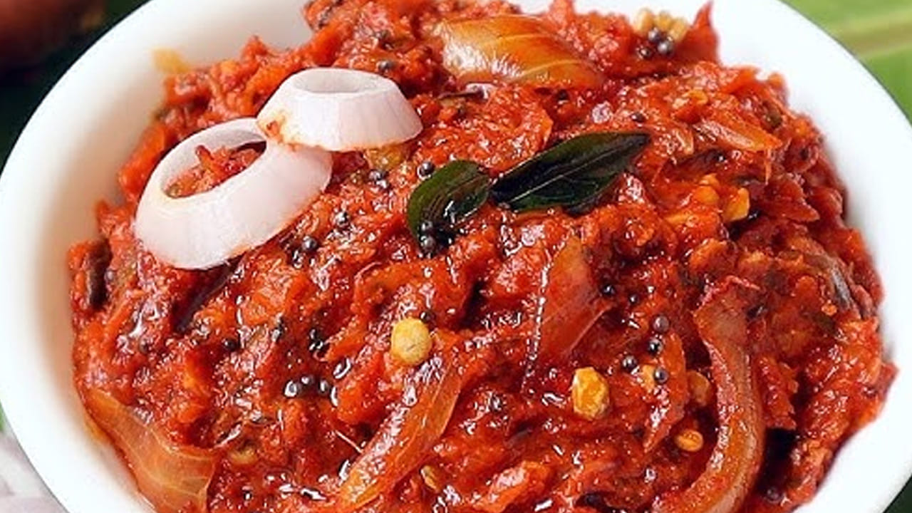 ఇది కొంచం చల్లారిన తర్వాత దానిలో రెండు టేబుల్ స్పూన్స్ కారం వేసి బాగా మిక్స్ చేయాలి. ఈ మిశ్రమాన్ని ఒక గిన్నెలోకి తీసుకోండి.