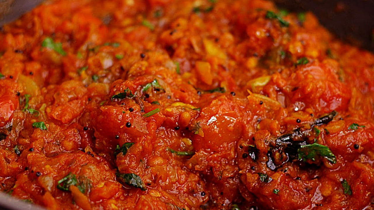 మళ్ళీ స్టవ్ మీద పాన్ పెట్టి దానిలో ఆయిల్ వేసి పోపు గింజలు, కరివేపాకుతో పచ్చడిని వేసి తాలింపు పెట్టండి. అంతే వేడి వేడి టమాటాల కారం పచ్చడి రెడీ.