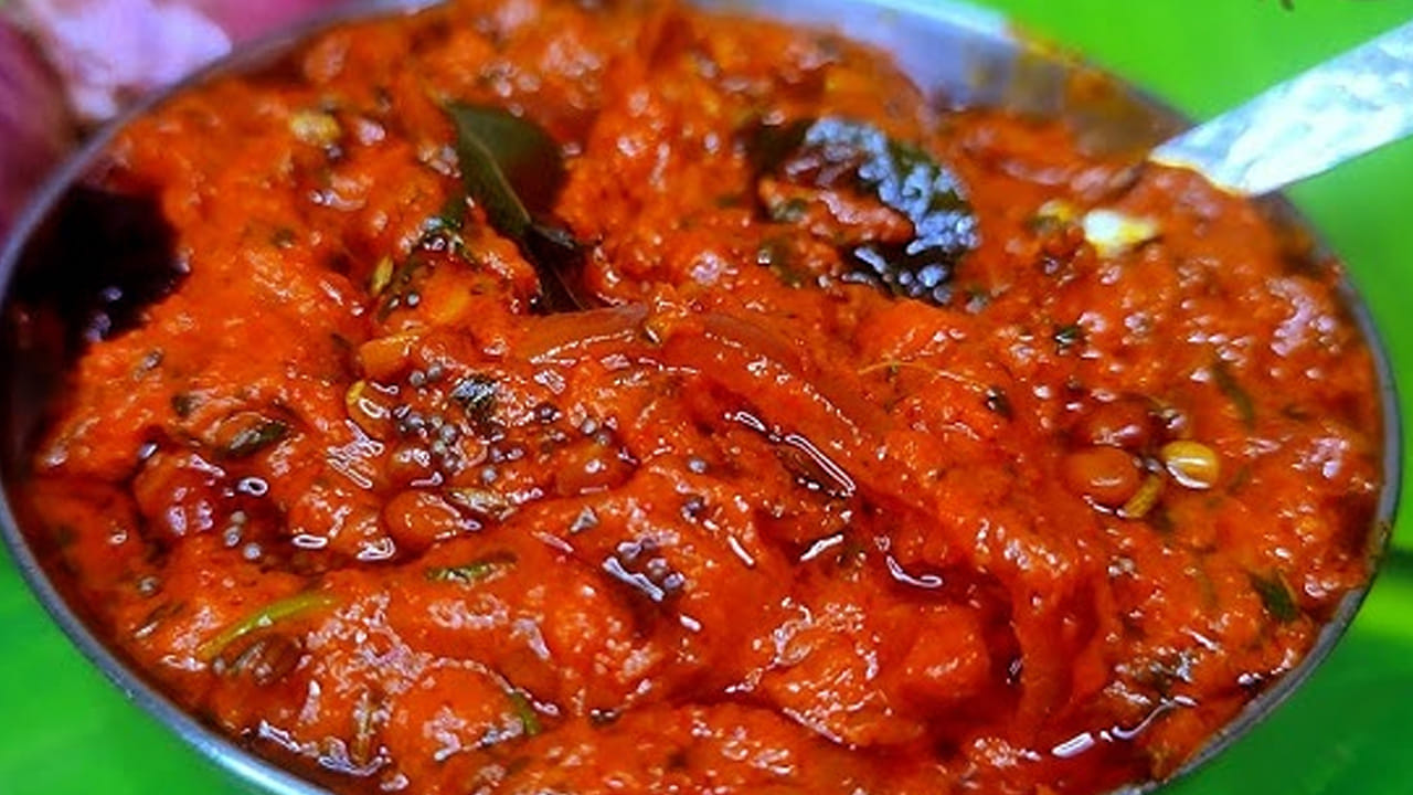 
కావాల్సిన పదార్ధాలు: పండిన టమాటాలు , కారం  ఉప్పు , ఒక కప్పు చింతపండు రసం, అర టీ స్పూన్ ఆవాల పొడి, అర టీ స్పూన్  మెంతి పొడి,  వెల్లుల్లి రెబ్బలు, తాలింపు గింజలు, ఆవాలు, జీలకర్ర, ఎండుమిర్చి, కరివేపాకును తీసుకోవాలి.
