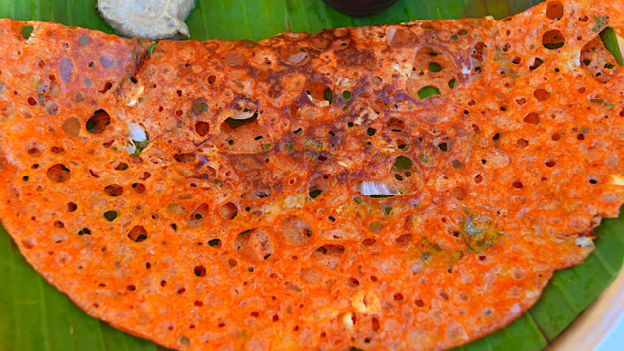 కావలసిన పదార్థాలు: ఒక కప్పు నాన బెట్టిన బియ్యం,  3 పెద్ద టొమాటోలు, 4 ఎండుమిర్చి , అల్లం , ఒక పెద్ద ఉల్లిపాయ, కొత్తిమీర , 
అర టీ స్పూన్ జీలకర్ర, రుచికి తగినంత ఉప్పు, మూడు టేబుల్ స్పూన్స్ నూనె. 
