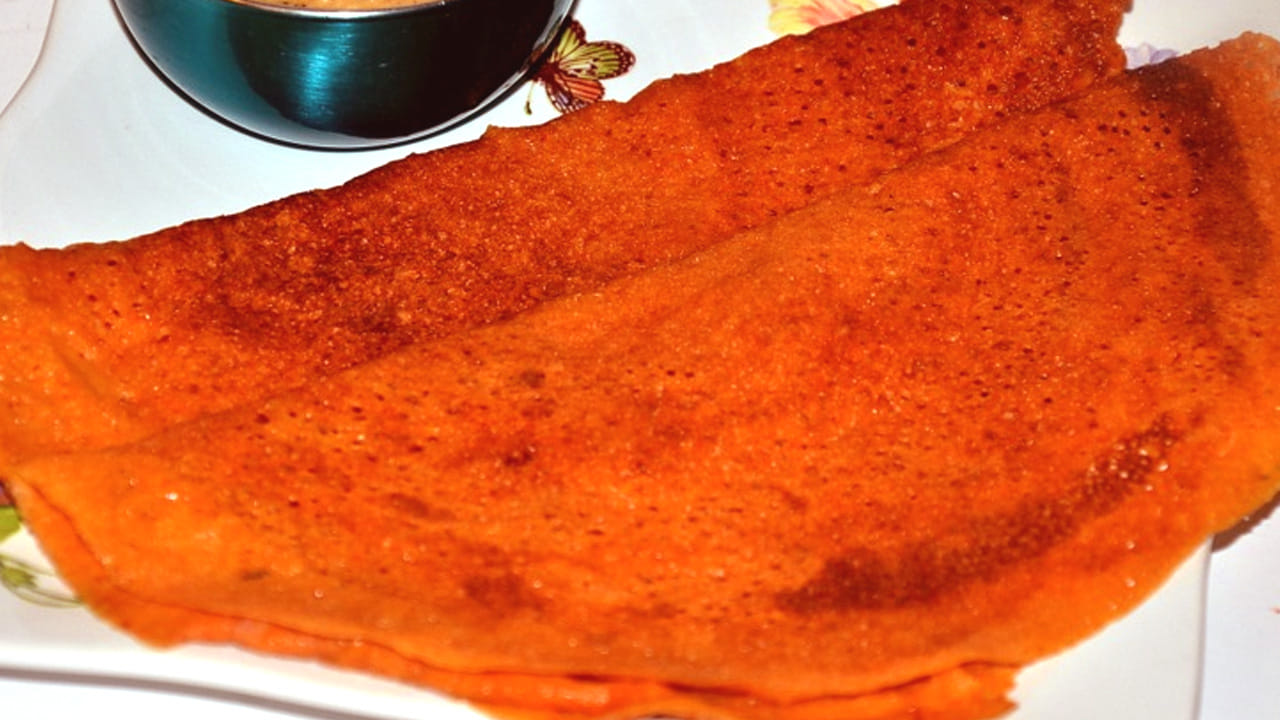 ముందుగా నానబెట్టిన బియ్యం, కట్ చేసిన టొమాటోలు, 4 ఎండుమిర్చి, చిన్న అల్లం, అర టీ స్పూన్ జీలకర్రను వేసి రోట్లో కానీ మిక్సీ  లో కానీ వేసి రుబ్బుకోవాలి. అయితే, దీనిలో ఒక గ్లాస్ నీళ్ళు పోసి  పిండి లాగా రుబ్బుకోవాలి.
