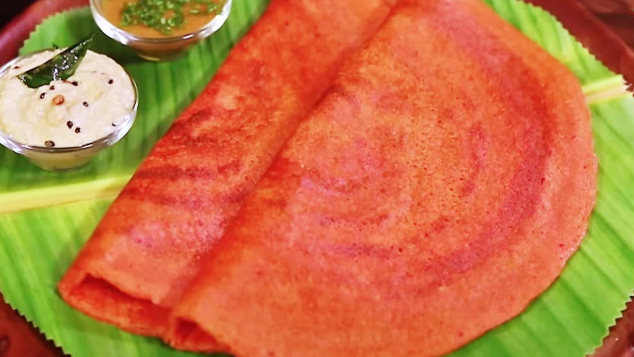 ఇక ఇప్పుడు ఈ పిండిని ఒక బౌల్ లోకి తీసుకుని, రుచికి సరిపడా ఉప్పు, దానిలో కొద్దిగా కొత్తిమీర, సన్నగా తరిగిన ఉల్లిపాయ ముక్కలు మిక్స్ అయ్యేలా కలుపుకోవాలి.