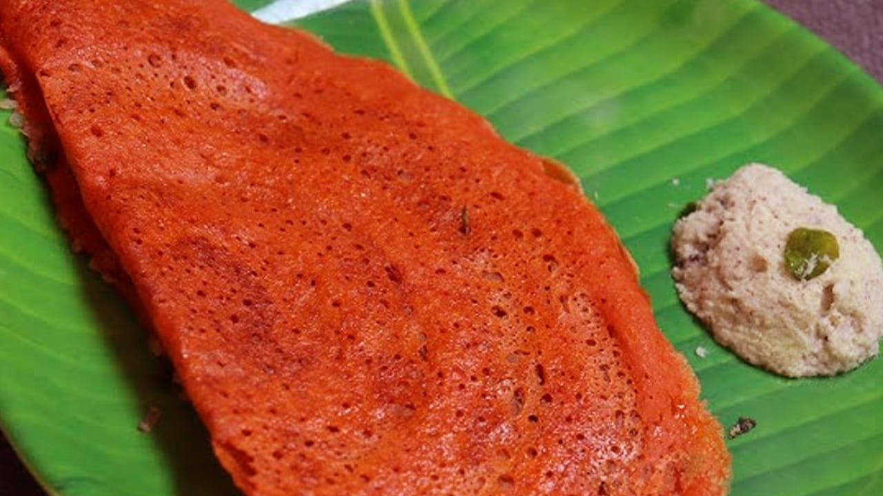 స్టవ్ వెలిగించి దాని మీద పెనం పెట్టి అది వేడయ్యాక  ఒక స్పూన్ ఆయిల్ వేసి చిన్న గరిటెను తీసుకుని పిండిని పోసి దోస లాగా  పోయాలి. 

