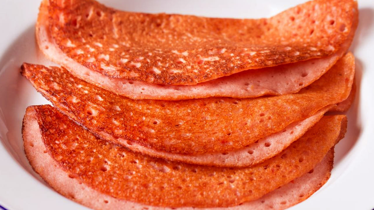 దోసె ఒక వైపు కాలిన తర్వాత చుట్టూ, రెండో వైపు కూడా తిప్పుతూ రెండు వైపులా బాగా కాలనిచ్చి ఒక ప్లేట్ లోకి తీసుకోండి. చట్నీతో తింటే ఇలాంటి టేస్ట్ మరెక్కడా ఉండదు. 