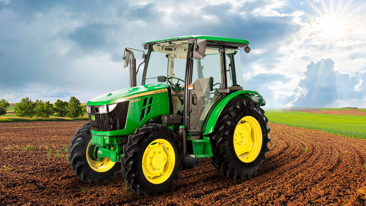  Tractor: ట్రాక్టర్ ప్రధాన ఉపయోగం బరువైన నాగలి. రోటవేటర్ లేదా ట్రాలీని లాగడం. పెద్ద వెనుక చక్రాలు నేలపై మెరుగైన పట్టును అందిస్తాయి. ఇది ట్రాక్టర్ బురదలో లేదా వదులుగా ఉన్న మట్టిలో చిక్కుకోకుండా నిరోధిస్తుంది.