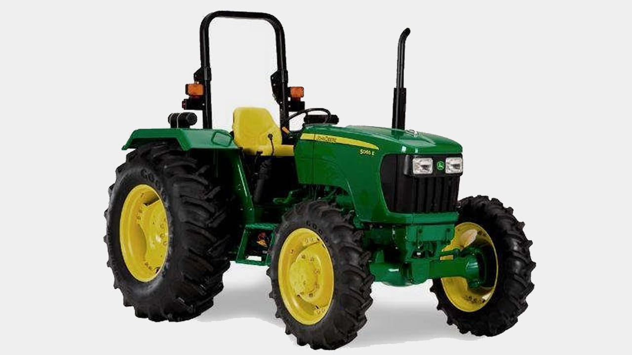 బరువు సమతుల్యత: ట్రాక్టర్ ఇంజిన్, ఇతర భారీ భాగాలు ప్రధానంగా వెనుక భాగంలో ఉంటాయి. ట్రాక్టర్ భారీ భారాన్ని లాగుతున్నప్పుడు బరువు అంతా వెనుక చక్రాలపై పడుతుంది. పెద్ద చక్రాలు ఈ బరువును మోయడానికి, ట్రాక్టర్‌ను సమతుల్యంగా ఉంచడానికి సహాయపడతాయి.