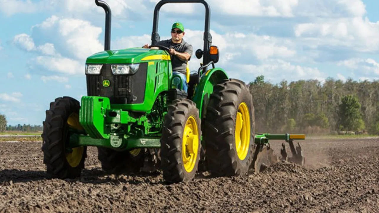  తిప్పడం సులభం: చిన్న ముందు చక్రాలు ట్రాక్టర్‌ను చిన్న స్థలంలో సులభంగా తిప్పడానికి అనుమతిస్తాయి. పొలంలో ఇరుకైన ప్రదేశాలలో లేదా మూలల్లో పనిచేసేటప్పుడు 'గట్టి మలుపులు' తీసుకోవడానికి ఈ డిజైన్ చాలా ఉపయోగకరంగా ఉంటుంది.