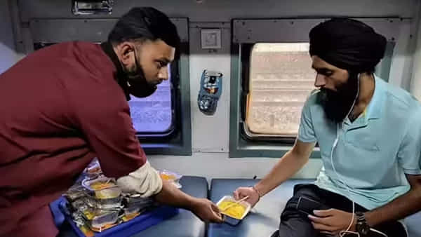 Indian Railways: రైల్వే ప్రయాణికులకు సూపర్ న్యూస్.. ఆర్డర్ చేస్తే మీ సీటు వద్దకే ఫుడ్.. ఐఆర్సీటీసీ ద్వారా..