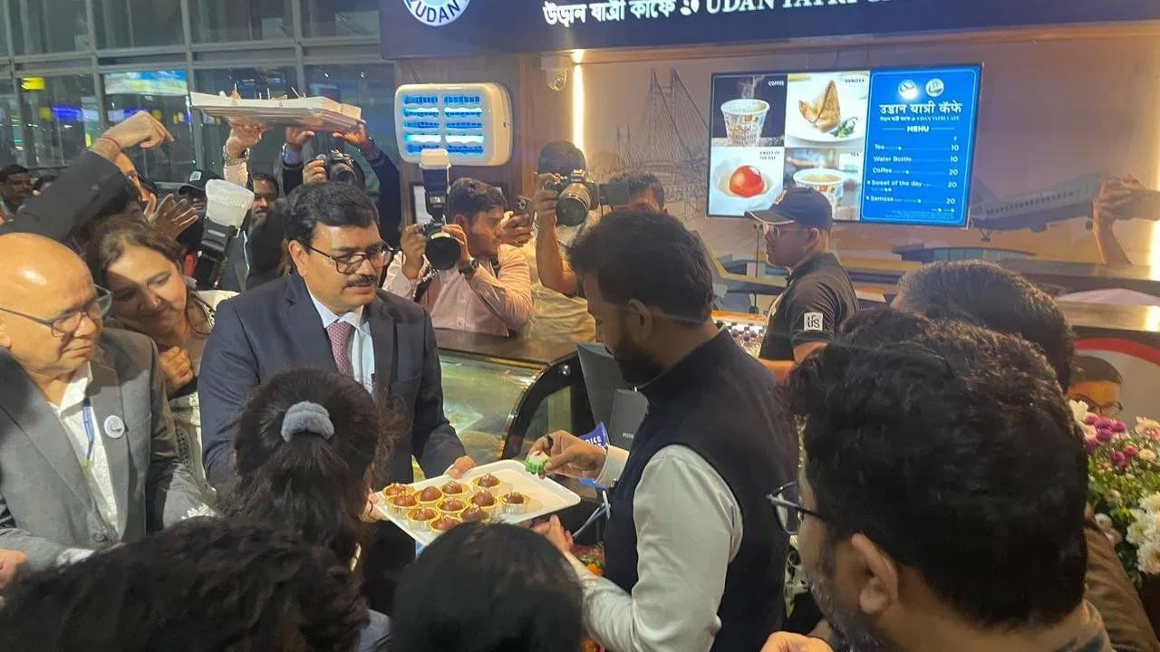 త్వరలో దేశవ్యాప్తంగా అన్ని ఎయిర్‌పోర్టుల్లో ఉడాన్ కేఫ్ ఏర్పాటు చేయనున్నట్లు కేంద్ర ప్రభుత్వం ప్రకటించింది.  ప్రతీ ఎయిర్‌పోర్ట్‌కు ఒక ఉడాన్ కేఫ్ మాత్రమే కేటాయిస్తారు. విమానశ్రయ ప్రాంగణంలో ప్రీమియం ఫుడ్ కోర్టుల దగ్గరే ఈ కేఫ్‌లు ఏర్పాటు చేస్తారు. దీంతో విమాన ప్రయాణికులు ఇక అధిక ధరలు పెట్టి ఆహార పదార్థాలు కొనుగోలు చేయాల్సిన అవసరం ఉండదు.