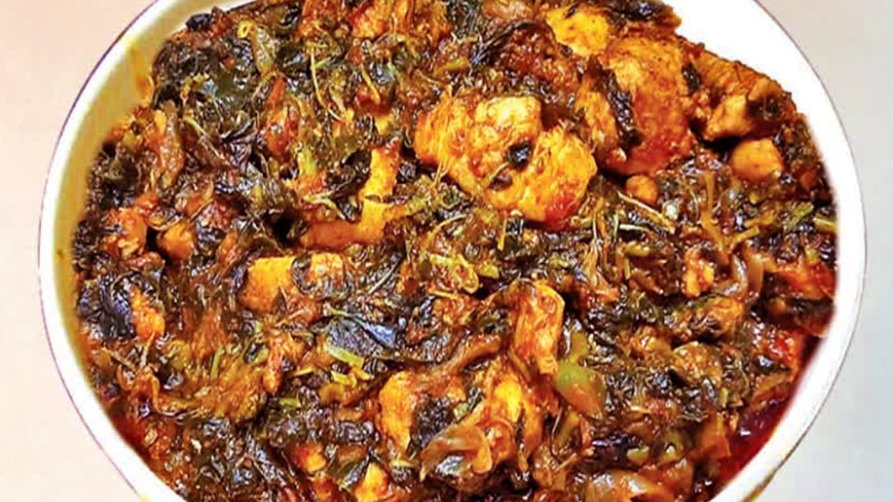 చికెన్ ఉడికిందా లేదా అని గరిటేతో కలపండి.  ఆ తర్వాత దానిలో ఇప్పుడు దానిలో తోటకూర వేసి  బాగా మగ్గనివ్వాలి. చివర్లో దించే ముందు కొత్తిమీర వేసి ఐదు నిముషాల పాటు ఉంచి దించేయండి. అంతే, వేడి వేడి తోటకూర చికెన్ కర్రీ రెడీ

