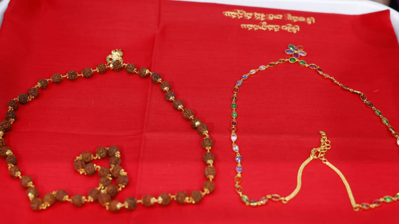 శ్రీశైలం మల్లన్న ఆలయానికి బంగారు రుద్రాక్ష మాల, హారం విరాళం