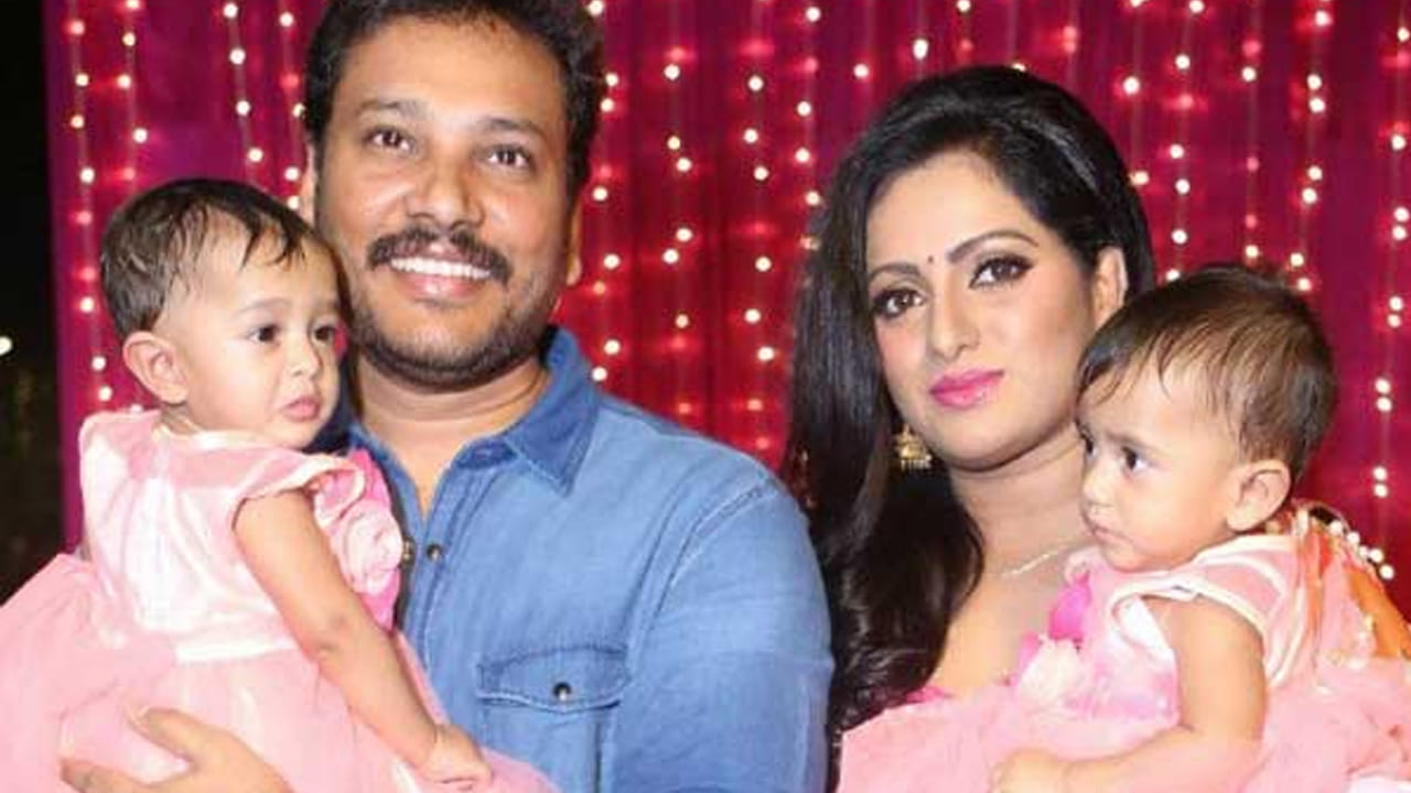 యాంకర్ ఉదయభాను : తన యాంకరిగ్‌తో ఎంతో మంది మదిని దోచుకున్న ముద్దుగుమ్మ ఉదయభాను, ఈమె యాంకరుగా మాత్రమే కాకుండా వెండితెరపై కూడా పలు సినిమాల్లో నటించి సందడి చేసింది. ఇక ఉదయభాను విజయ్ కుమార్ అనే వ్యక్తిని వివాహం చేసుకున్న విషయం తెలిసిందే. వీరికి కవలలకు జన్మించారు. మొదటి సంతానంలోనే ఇద్దరు ఆడపిల్లలకు జన్మనిచ్చింది.