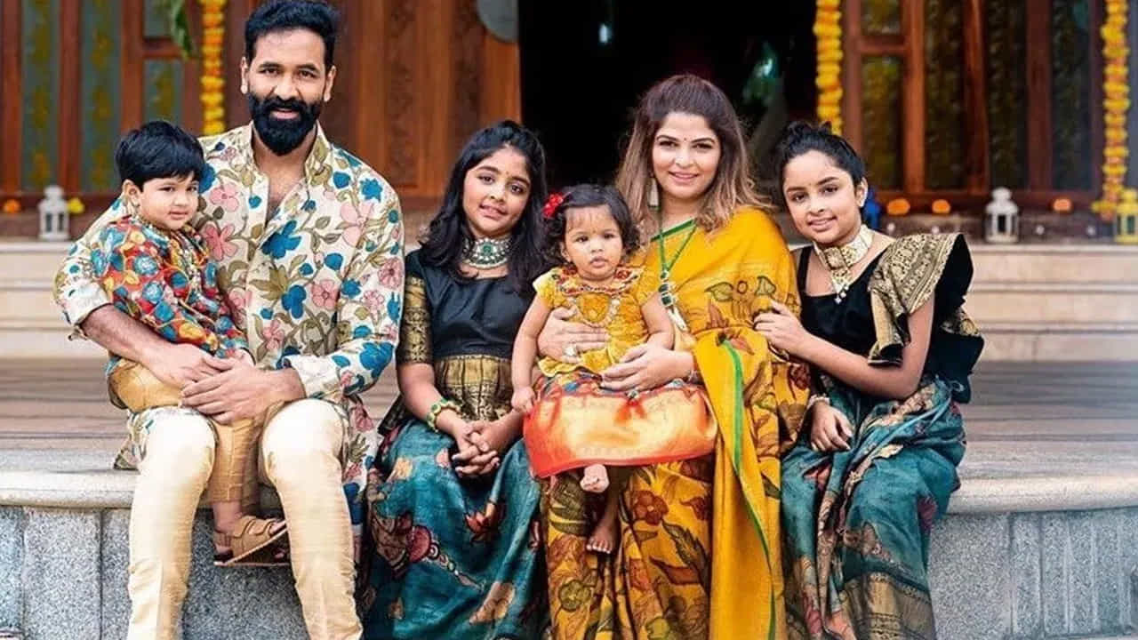 మంచు విష్ణు : మంచు విష్ణు విరానికా రెడ్డిని 2009లో వివాహం చేసుకున్నారు. వీరికి మొదటి సంతానంలోనే ఇద్దరు ఆడపిల్లలకు జన్మించారు తర్వాత మరో పాపకు, బాబుకు జన్మనివ్వడం జరిగింది.