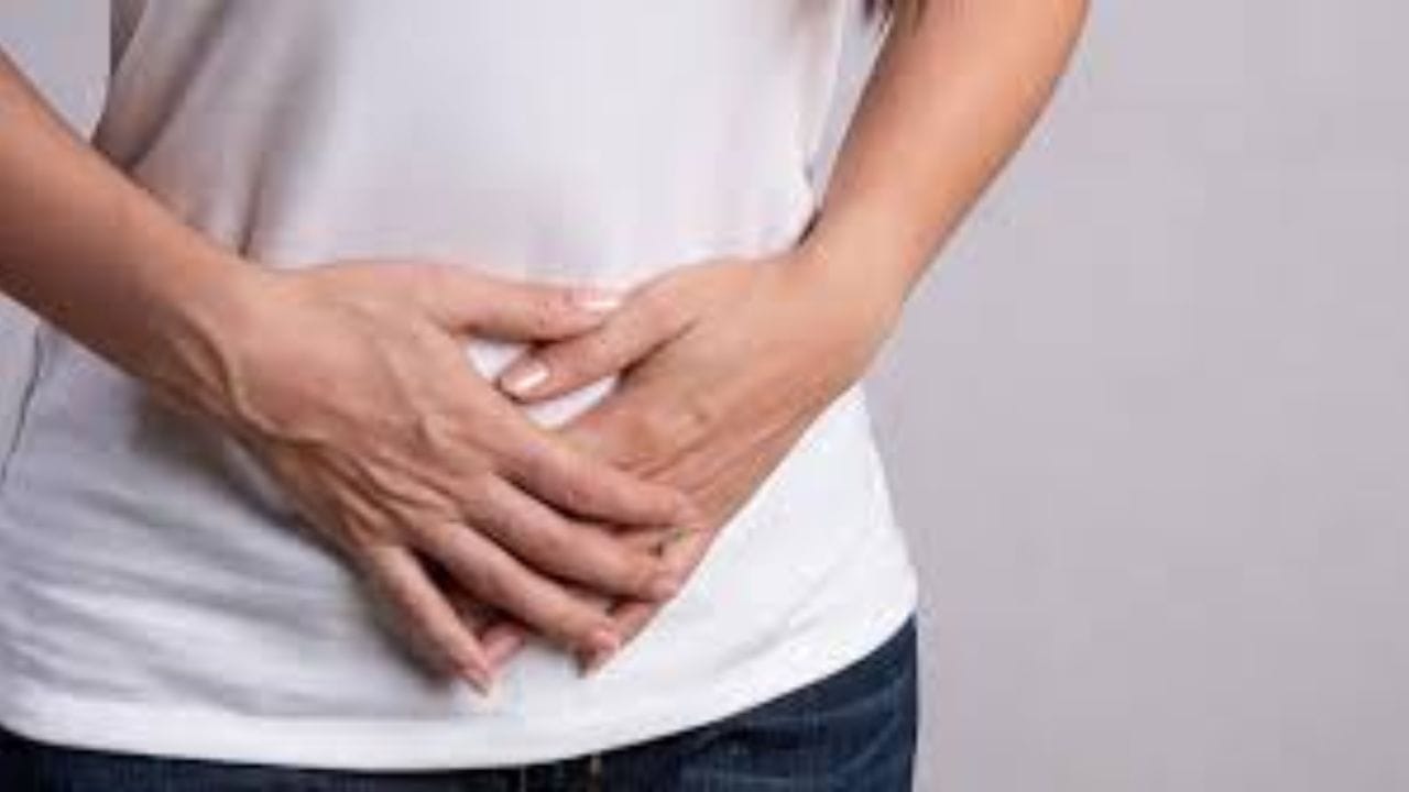 ప్రజెంట్ డేస్‌లో జనాలు ఎంత బిజీగా అయిపోయారంటే..కనీసం టాయిలెట్‌కు వెళ్లేందుకు కూడా సమయం లేనంతగా జీవితం గడిపేస్తున్నారు. కొందరైతే ఏకండా పనిలో పడి మూత్రాన్ని కూడా ఆపుకుంటూ ఉంటారు. కానీ అలా చేయడం చాలా ప్రమాదకరం అంటున్నారు వైద్యులు. ఈ అలవాటు మూత్ర నాళాన్ని దెబ్బతీయడమే కాకుండా అనేక తీవ్రమైన అనారోగ్యాలకు దారితీస్తుందని చెపుతున్నారు. 