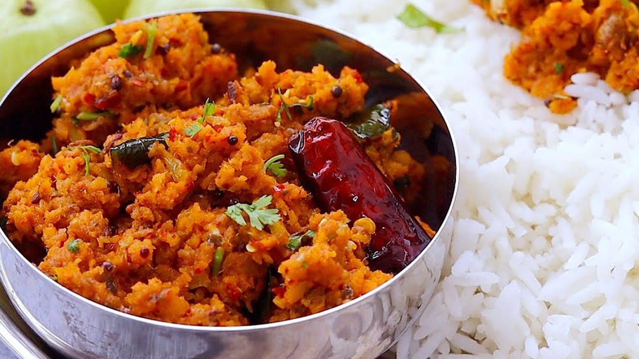 ఇప్పుడు స్టవ్ వెలిగించి పాన్‌లో ఆయిల్ వేడి చేసి, పోపు గింజలు, రెండు ఎండుమిర్చి, కరివేపాకు తాలింపు లాగా వేసుకుని కొంతసేపు చల్లారనివ్వాలి.