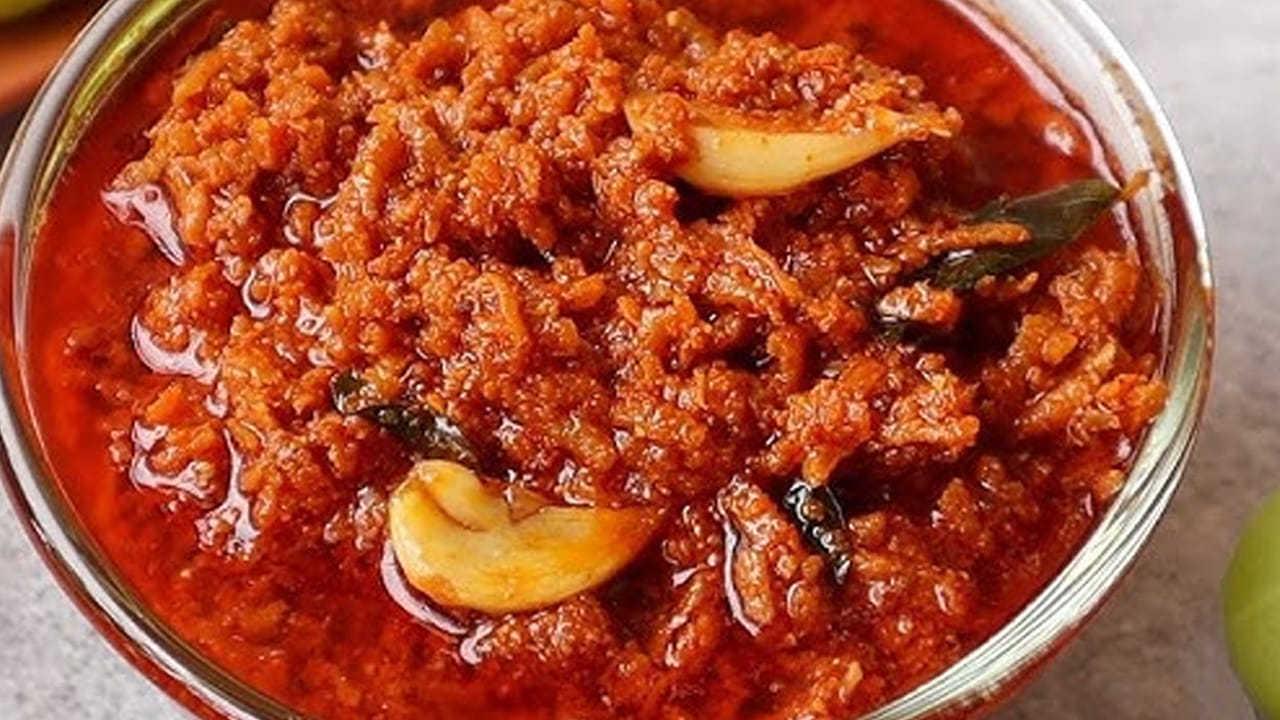 
ఇక ఇప్పుడు దానిలో తురిమిన ఉసిరిని వేసి కొద్దిగా ఉప్పు, అర టీ స్పూన్ పసుపు, రెండు టేబుల్ స్పూన్స్ కారం, అర టీ స్పూన్ ఆవపొడి, అర టీ స్పూన్ మెంతి పొడిని వేసి బాగా కలపాలి.
