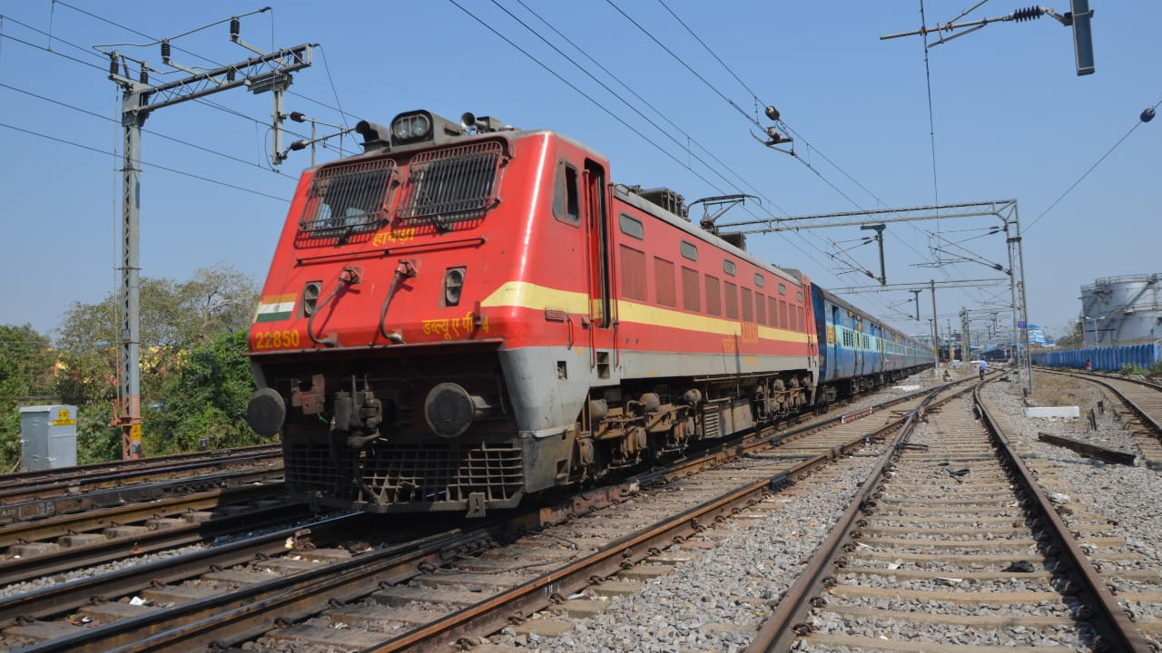  RailOne, "రైల్వే సూపర్ యాప్"గా ప్రచారం చేస్తోంది. ఇది టికెటింగ్ ప్రక్రియను సులభతరం చేస్తుందని, తద్వారా టికెట్ల కోసం క్యూలలో నిలబడే అవసరాన్ని తగ్గిస్తుందని భావిస్తున్నారు.