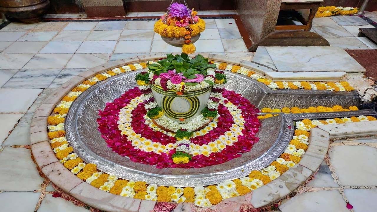 వైద్యనాథ్ జ్యోతిర్లింగంః 

వైద్యనాథ జ్యోతిర్లింగాన్ని ఆధ్యాత్మిక దృక్పథం నుండి కూడా చాలా ప్రత్యేకమైనదిగా భావిస్తారు. ఇక్కడ కూడా, జ్యోతిర్లింగంతో శారీరక సంబంధం ఖచ్చితంగా పరిమితం చేశారు. 
