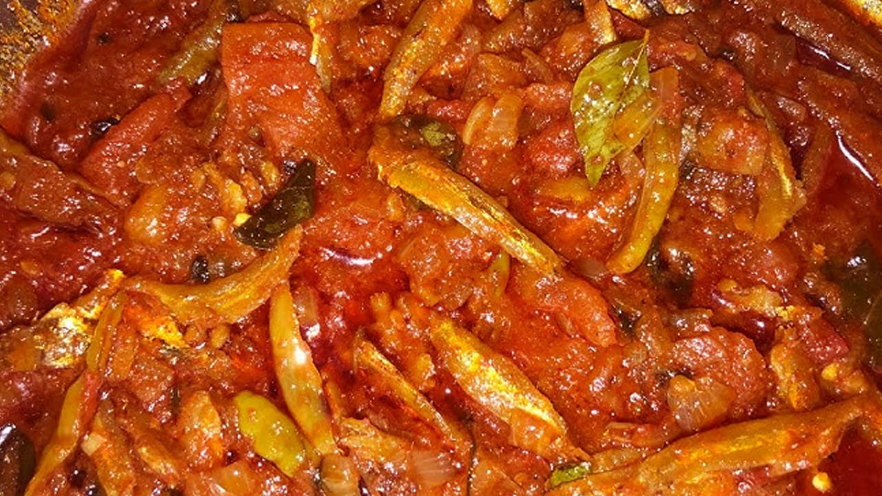 కావాల్సిన పదార్ధాలు: 200 గ్రాములు ఎండు చేపలు, చిన్న ఉల్లిపాయలు 2, పచ్చిమిర్చి , ఒక కప్పు చింతపండు రసం, అర కిలో  వంకాయలు, 2 టేబుల్ స్పూన్స్ కారం, అర టీ స్పూన్ పసుపు,  ఉప్పు రుచికి తగినంత, ఒక టేబుల్ స్పూన్ అల్లం వెల్లుల్లి పేస్ట్,  
3 టేబుల్ స్పూన్స్ నూనె, కరివేపాకు, కొత్తిమీర.
