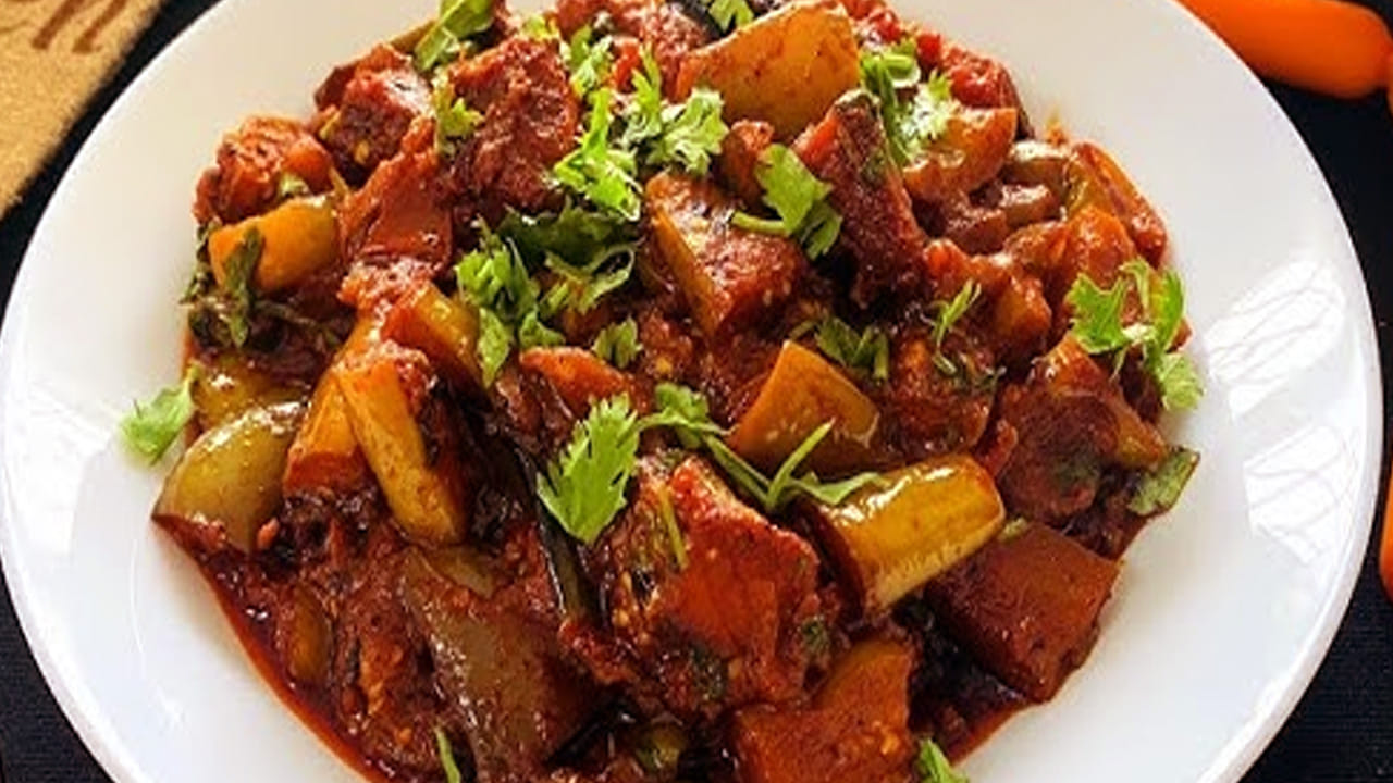 అదే పాన్ లో మళ్ళీ ఆయిల్ వేసి, కరివేపాకు, ఉల్లిపాయలు ముక్కలు, కట్ చేసిన పచ్చిమిర్చి వేసి బాగా వేయించాలి. ఆ తర్వాత ఒక టేబుల్ స్పూన్ అల్లం వెల్లుల్లి పేస్ట్ బాగా వేయించాలి.
