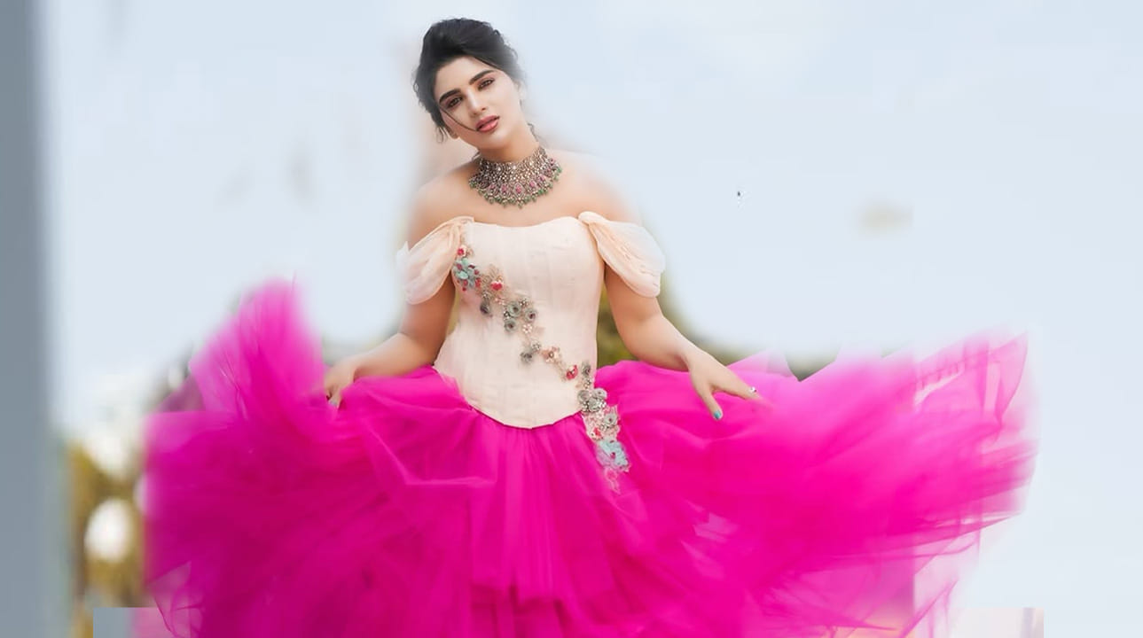 ప్రస్తుతం ఈ ముద్దుగుమ్మ శ్రీదేవి డ్రామా కంపెనీ, పలు షోలలో కనిపిస్తూ తెగ సందడి చేస్తుంది. ఈ అమ్మడు అల్లరి, తన క్యూట్ నెస్‌కు ప్రతి ఒక్కరూ ఫ్యాన్ అయిపోయారు. ఈ బ్యూటీకి యూత్‌లో కూడా మంచి క్రేజ్ ఉంటుంది. ప్రస్తుతం ఈ చిన్నది కిసిక్ అనే టాక్ షో చేస్తుంది.