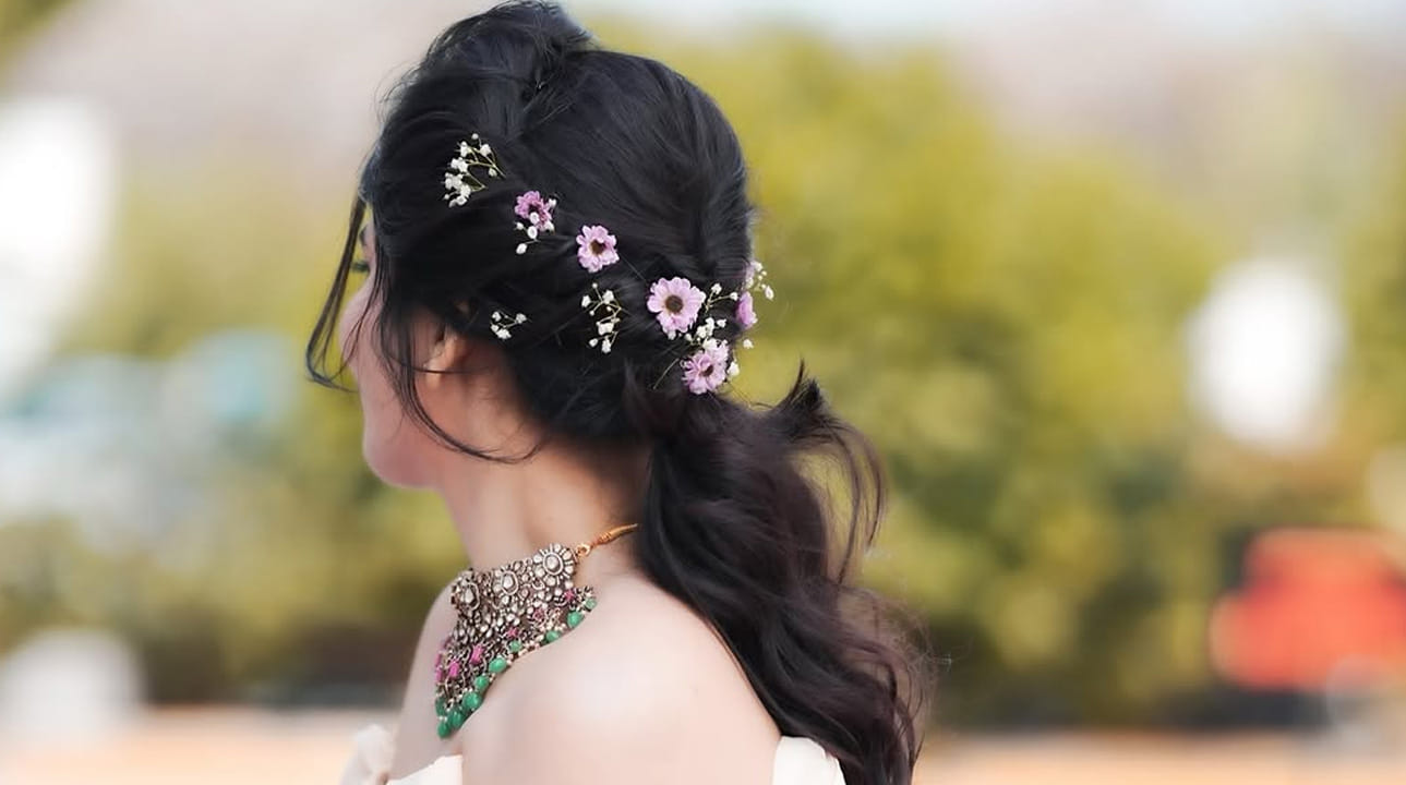 ఇక కొన్ని రోజులు వీరు ప్రేమలో ఉన్నారంటూ, అనేక వార్తలు వచ్చాయి, వారి స్కిట్స్ కూడా అలాగే ఉండేవి. దీంతో వీరిద్దరు విపరీతంగా ఫేమస్ అయ్యారు. ఇక వర్ష అందం గురించి ఎంత చెప్పినా తక్కువే, ఈ ముద్దుగుమ్మ అందానికి ఎవరైనా ఫిదా అవ్వాల్సిదే. 