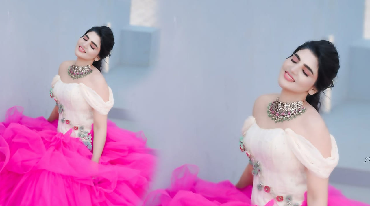 అందాల ముద్దుగుమ్మ జబర్దస్త్ వర్ష గురించి ప్రత్యేకంగా చెప్పాల్సిన పని లేదు. అందం, అభినయం ఈ ముద్దుగుమ్మ సొంతం. తాజాగా ఈ బ్యూటీ అచ్చం బుట్ట బొమ్మలా రెడీ అయ్యి, తన అంద చందాలతో అందరినీ ఆకట్టుకుంటుంది. ప్రస్తుతం దీనికి సంబంధించిన ఫొటోస్ నెట్టింట తెగ వైరల్ అవుతున్నాయి.