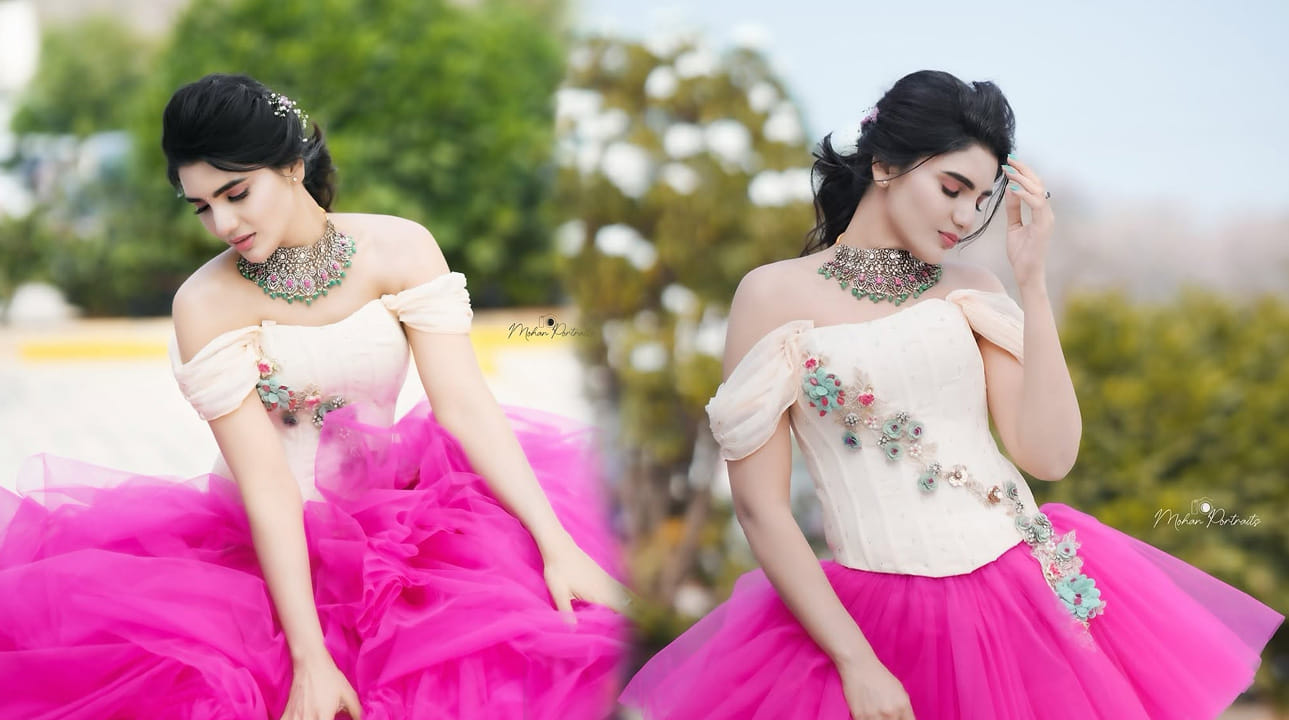 ఇక ఎప్పుడూ సోషల్ మీడియాలో చాలా యాక్టివ్‌గా ఉండే ఈ ముద్దుగుమ్మ, తాజాగా పింక్ అండ్ వైట్ డ్రెస్‌లో ఉన్న క్యూట్ ఫొటోస్ షేర్ చేసింది. ఇందులో ఈ అమ్మడు అందానికి ప్రతి ఒక్కరూ ఫిదా అవుతున్నారు. అచ్చం బుట్ట బొమ్మే అని కామెంట్స్ చేస్తున్నారు.