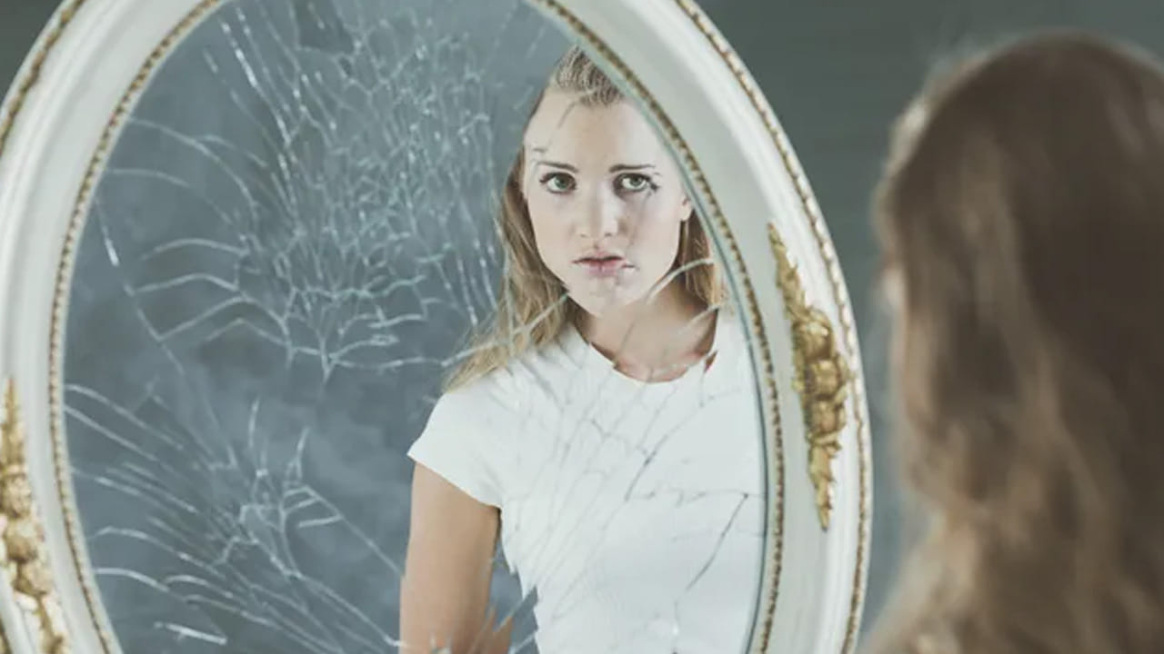 వాస్తు శాస్త్రం ప్రకారం ఉదయం లేవగానే పగిలిన అద్దం చూడటం అశుభకరం. అందువలన ఎప్పుడూ కూడా ఉదయం లేచిన వెంటనే పగిలిన అద్దంలో ముఖం చూసుకోకూడదంట. దీని వలన మనసులో అశాంతి, చేసే పనుల్లో ఆటంకాలు ఎదురు అవుతాయంట.