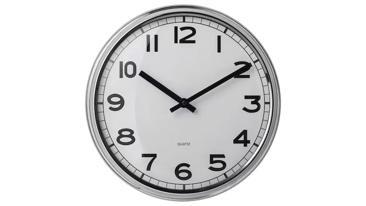 అదే విధంగా వాస్తు శాస్త్రం ప్రకారం నిద్ర లేచిన వెంటనే, ఆగిపోయినా లేదా విరిగిన గడియారం చూడటం కూడా అస్సలే మంచిది కాదంట. ఇది మీ పనుల్లో ఆటంకాలకు కారణం అవుతుంది. అంతే కాకుండా దీని వలన మీరు చేసే పనులు మధ్యలో ఆగిపోయే ప్రమాదం ఉన్నదంట.