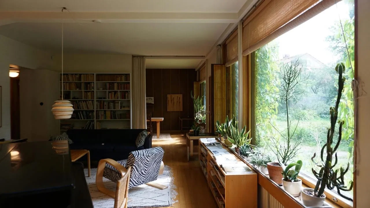 1. ఎండిపోయిన మొక్కలను తొలగించండి..
వాస్తు ప్రకారం ఇంట్లో ఎండిన లేదా చనిపోయిన మొక్కలు ఉండటం ప్రతికూలతకు సంకేతంగా భావిస్తారు. ముఖ్యంగా తులసి, మనీ ప్లాంట్ వంటి పవిత్ర లేదా శుభప్రదమైన మొక్కలు ఎండిపోతే వెంటనే తొలగించాలి. వాటి స్థానంలో కొత్త ఆకుపచ్చ మొక్కలను నాటడం ద్వారా ఇంట్లో సానుకూల శక్తి పెరుగుతుంది.